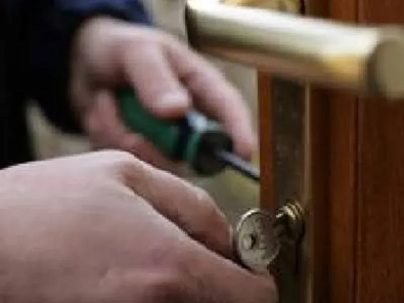 Cerrajero abriendo una puerta de madera con la llave puesta en el cilindro