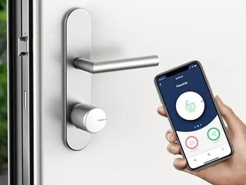 Cerradura inteligente con apertura desde el móvil instalada en una puerta